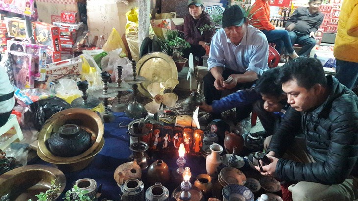 Buying luck at Vieng market  - ảnh 4